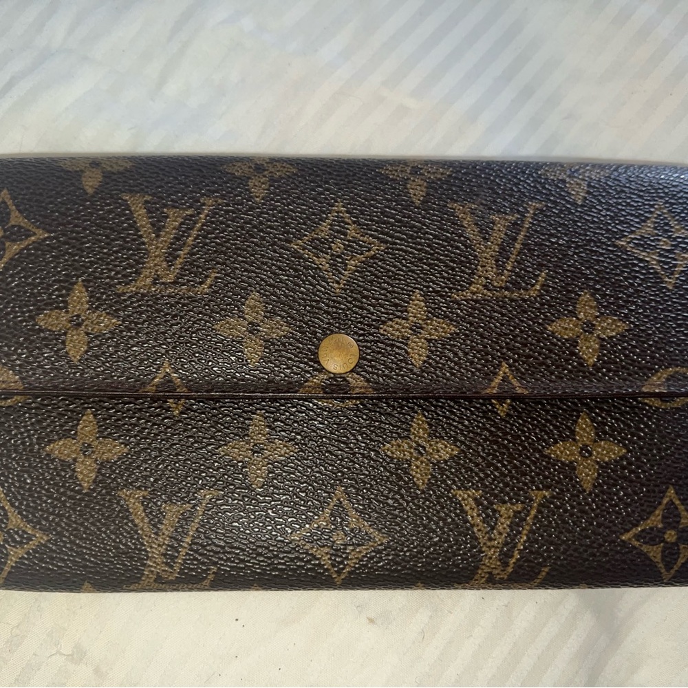 $700 LV Monogram Sarah Wallet (no zipper pull inside)